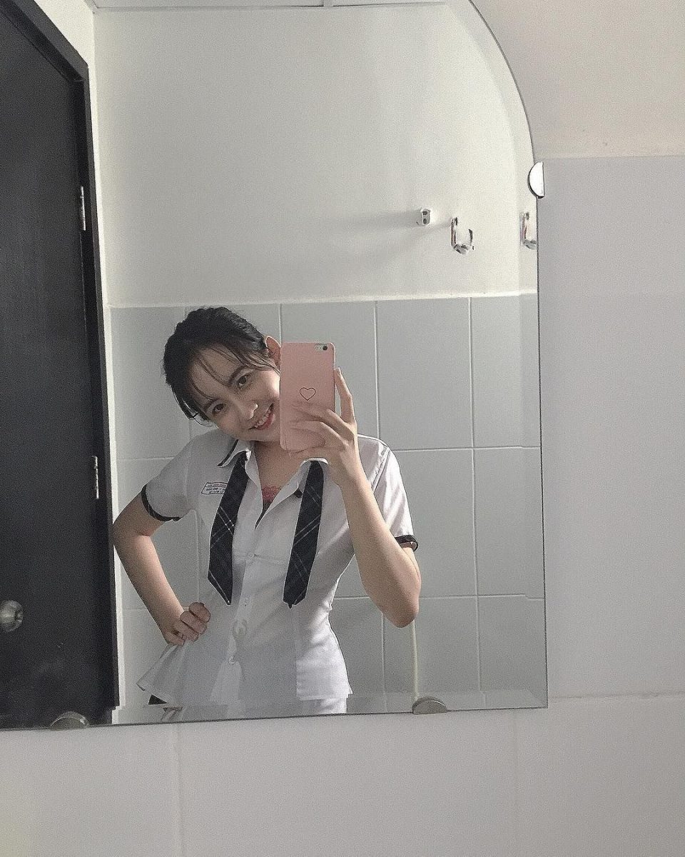 Gái xinh cute tóc ngắn trong vườn hoa - Ảnh cô gái xinh đẹp