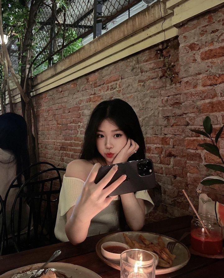 Ảnh cô gái xinh đẹp tóc ngắn mặc váy trắng trong vườn hoa