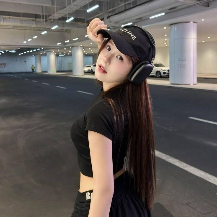 Hình cô gái xinh đẹp trong vườn hoa