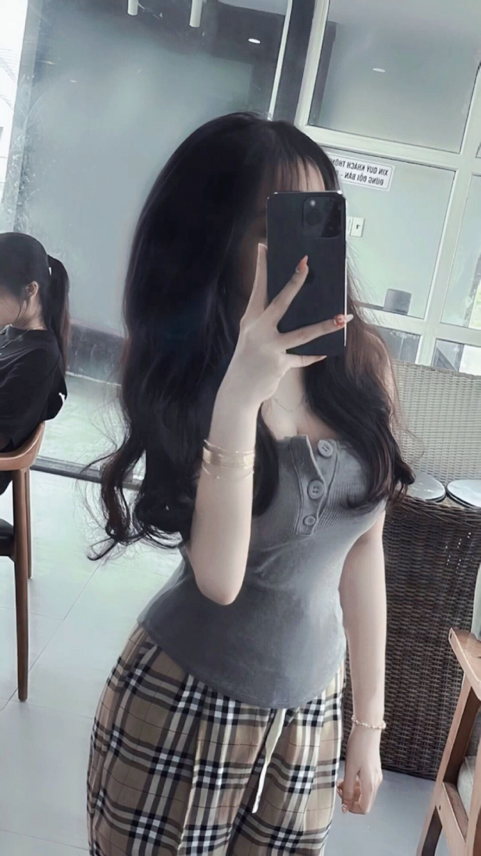 cô gái xinh đẹp tóc ngắn mặc váy trắng trong vườn hoa - gaixinh24h