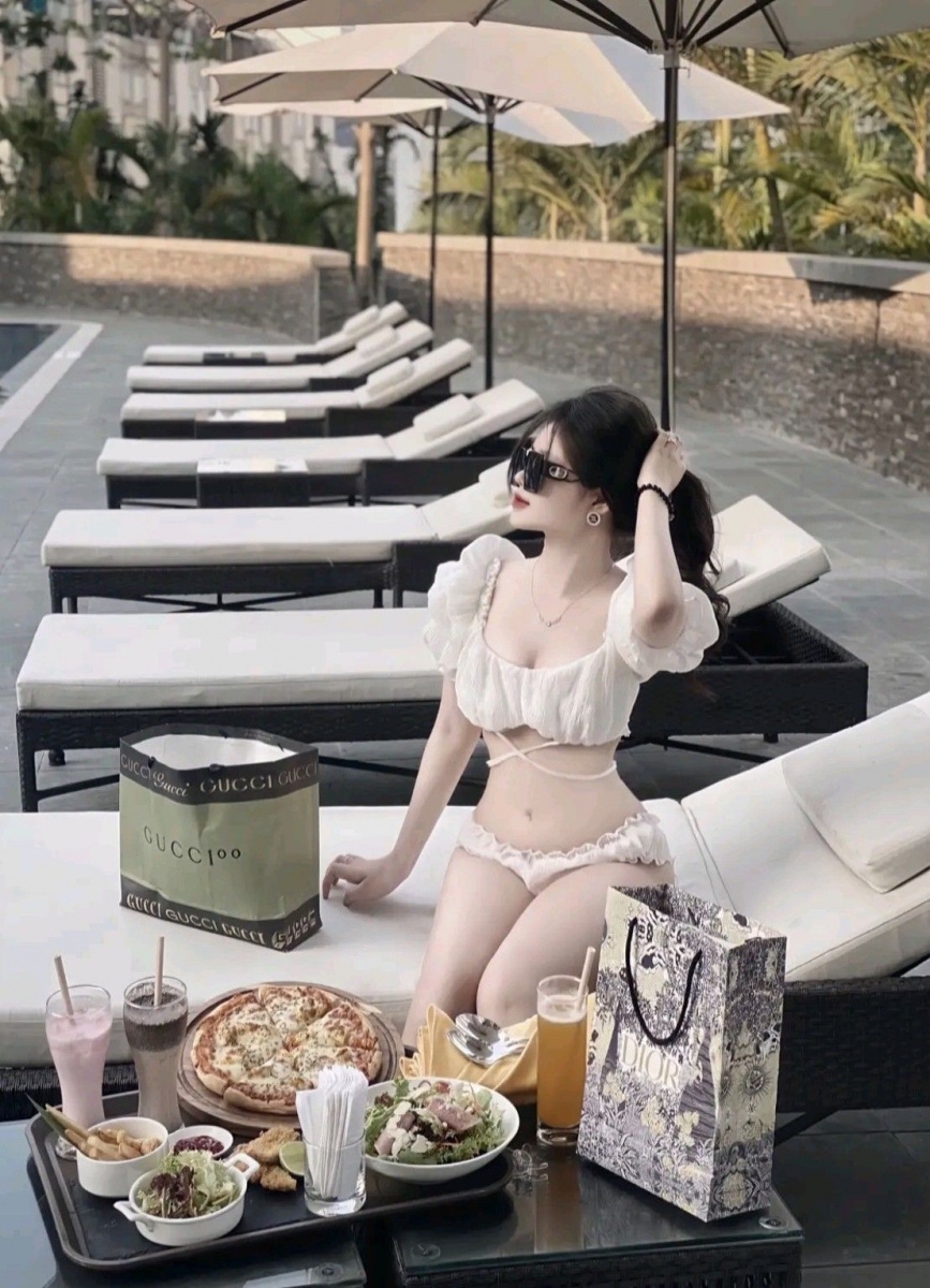 cô gái xinh đẹp trong trang phục đồ lót ngồi ngoài trời