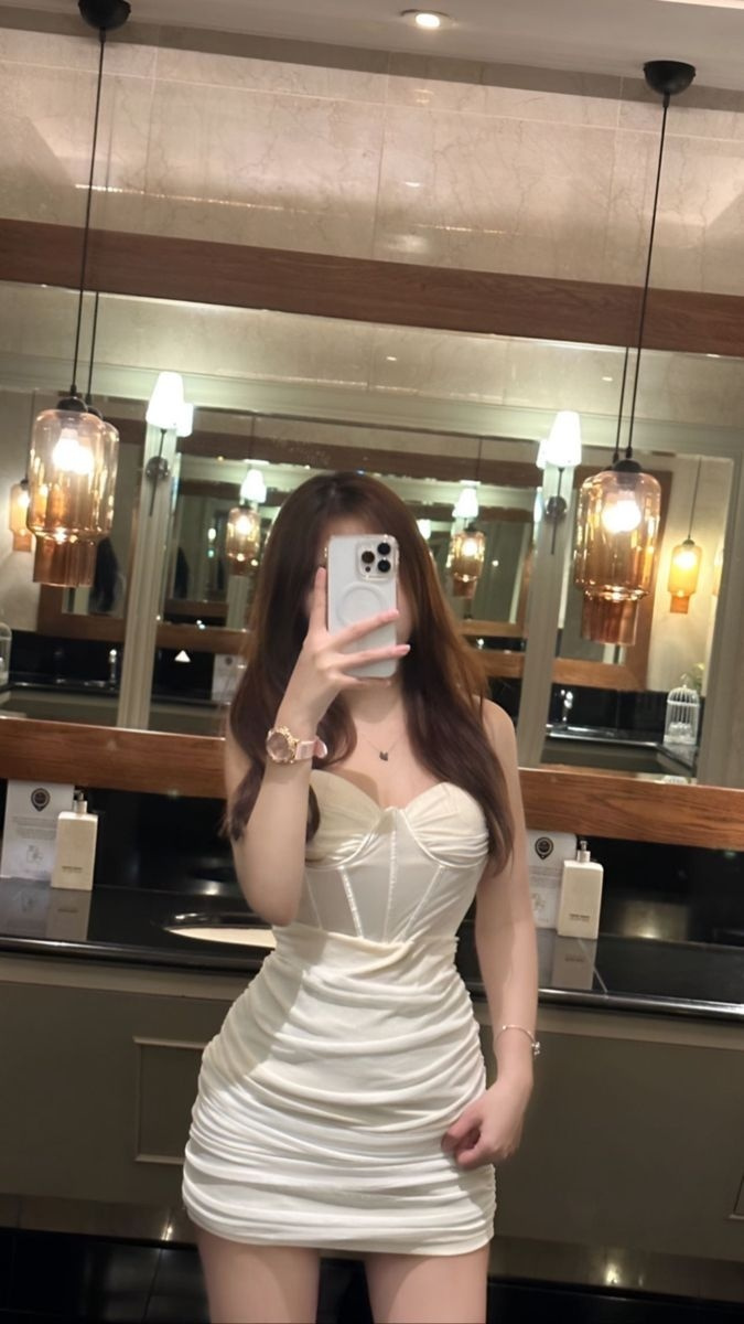 Ảnh cô gái xinh đẹp trong váy cocktail đáng yêu