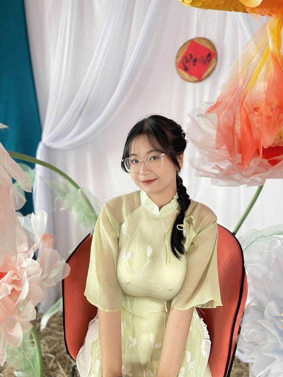 cô gái xinh đẹp trong váy ngắn chơi giữa đồng hoa