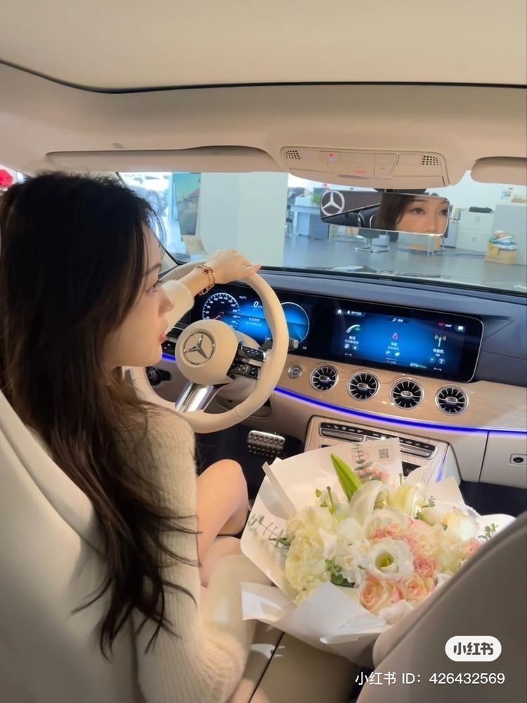 Chàng trai Cao Lãnh mặc áo thun trắng chụp hình gái x ngoài trời