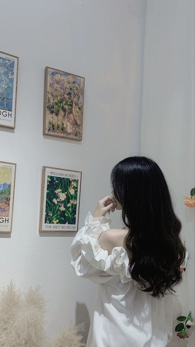 Ảnh chàng trai cao to mặc áo thun trắng chụp hình tại công viên