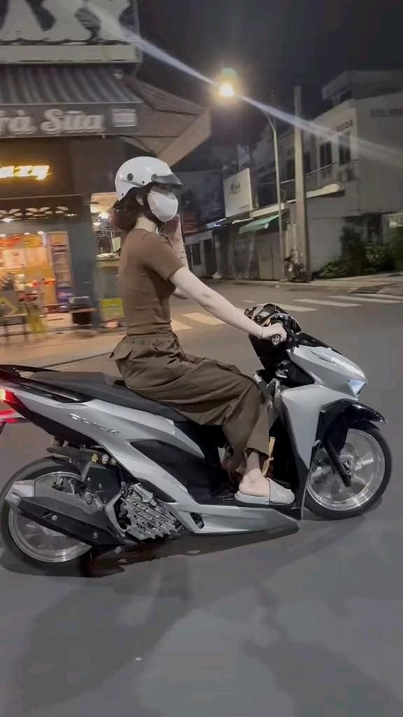 Ảnh chàng trai cao to mặc áo thun trắng đẹp tại công viên