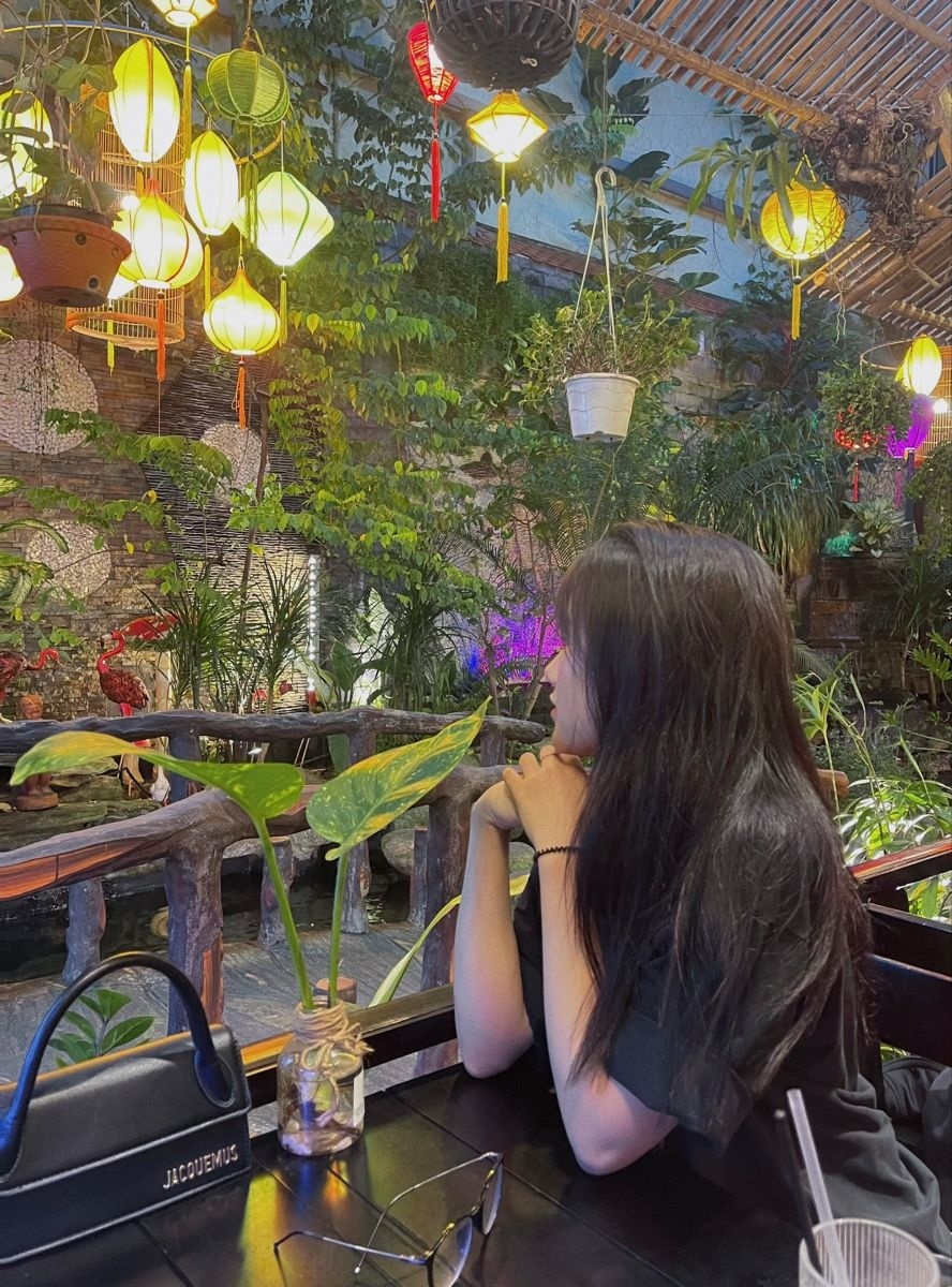 Chàng trai cao to mặc áo thun trắng chụp hình cùng gái xinh
