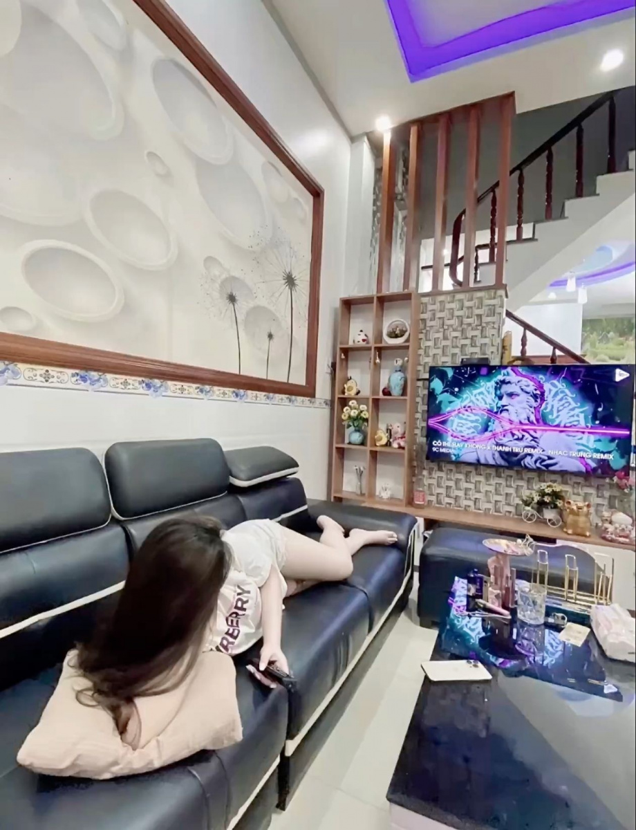 Chó xinh đẹp lon xinh trong công viên