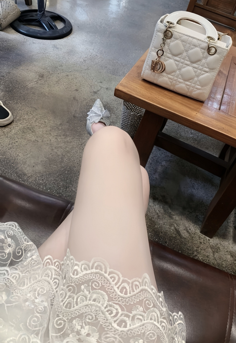 Ảnh cô gái đẹp trong bộ trang phục trong suốt