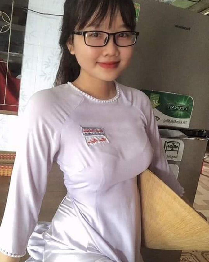 Cô gái xinh xắn trong trang phục áo thun đang chơi đùa