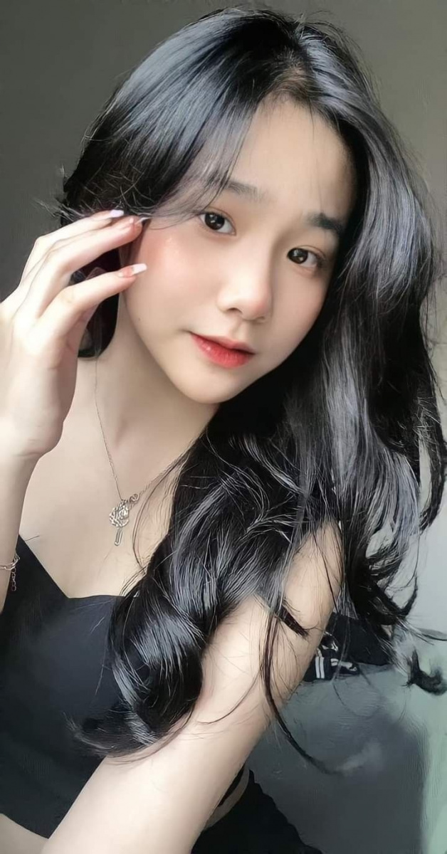 Ảnh cô gái sexy nóng bỏng với làn da trắng và tóc đen