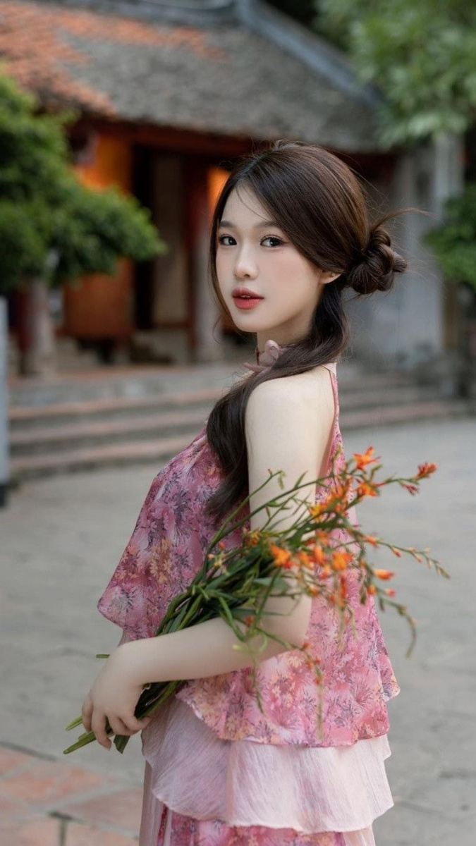 Ảnh cô gái xinh đẹp với bím tóc thướt tha