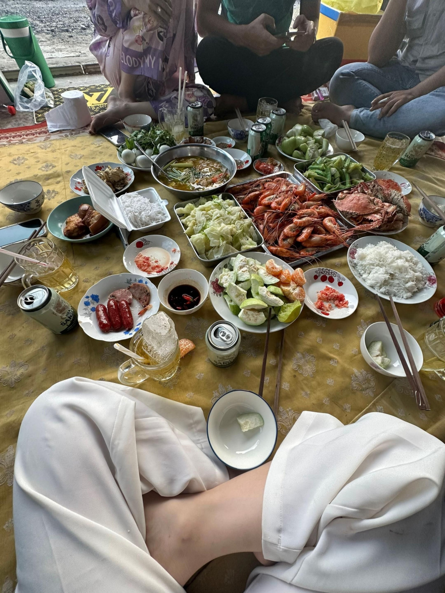 Ảnh cô gái xinh đẹp mặc áo dài ngồi uống trà sữa