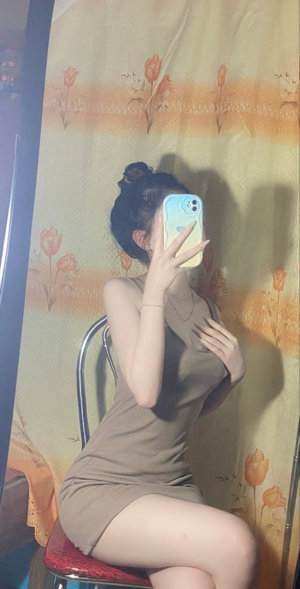 Cô gái xinh xắn trong áo sơ mi không tay