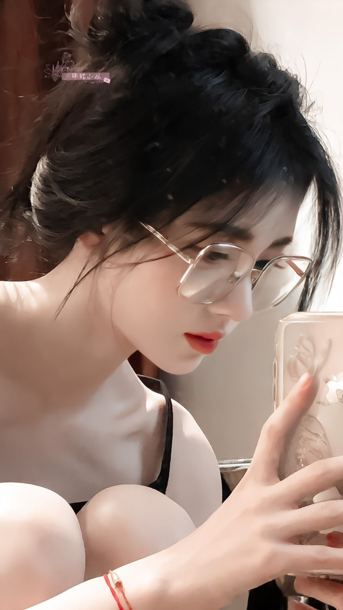 Cô gái xinh mặc áo sơ mi không tay tuyệt đẹp