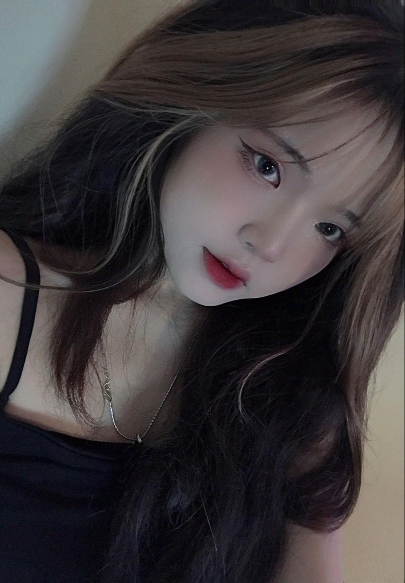 Cô gái xinh xắn với làn da trắng và tóc đen