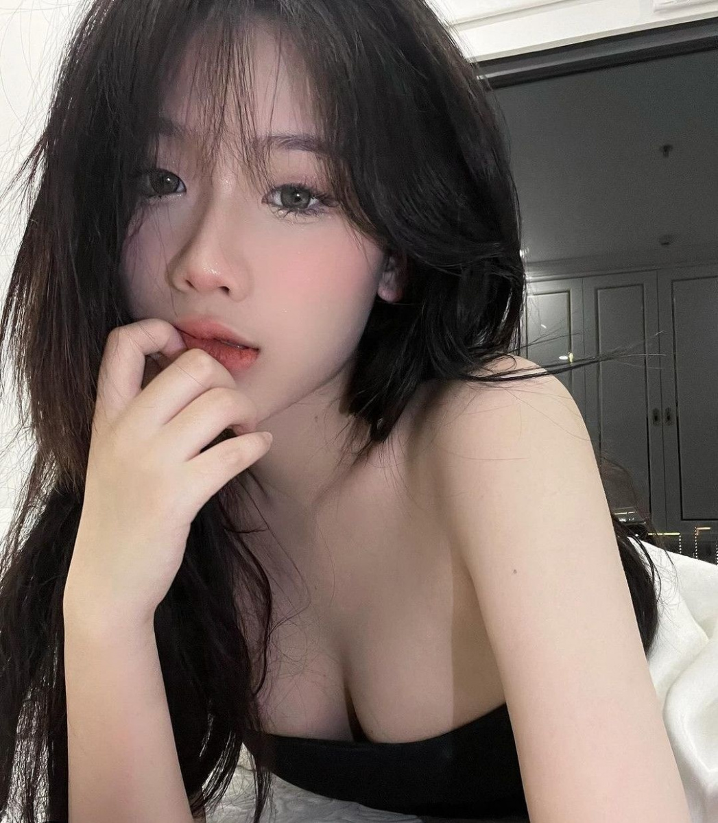 Cô gái xinh xắn da trắng tóc đen trong áo dài trắng