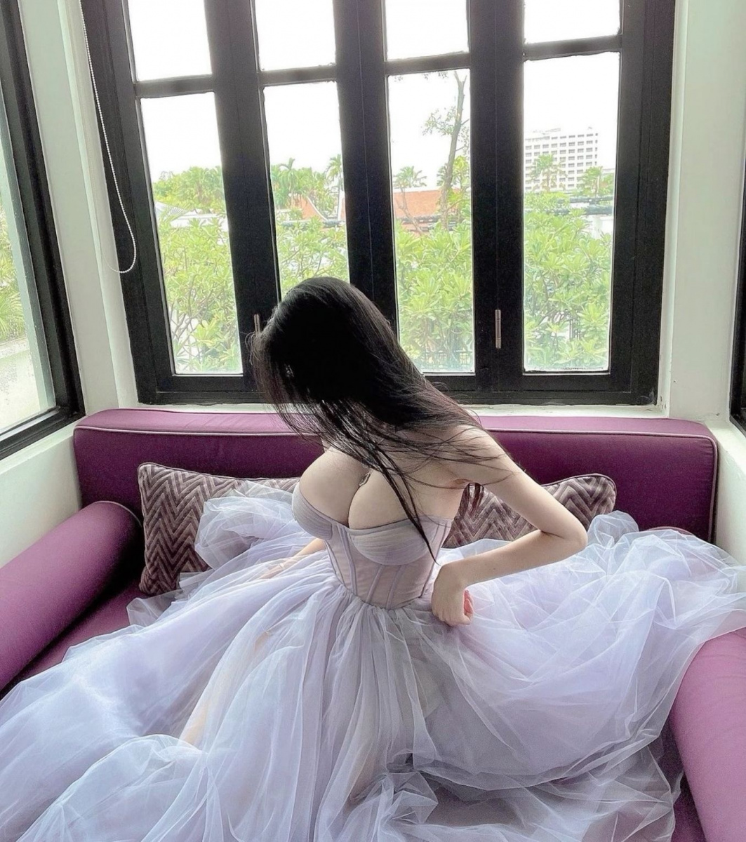 Cô gái xinh xắn trong áo choàng đẹp