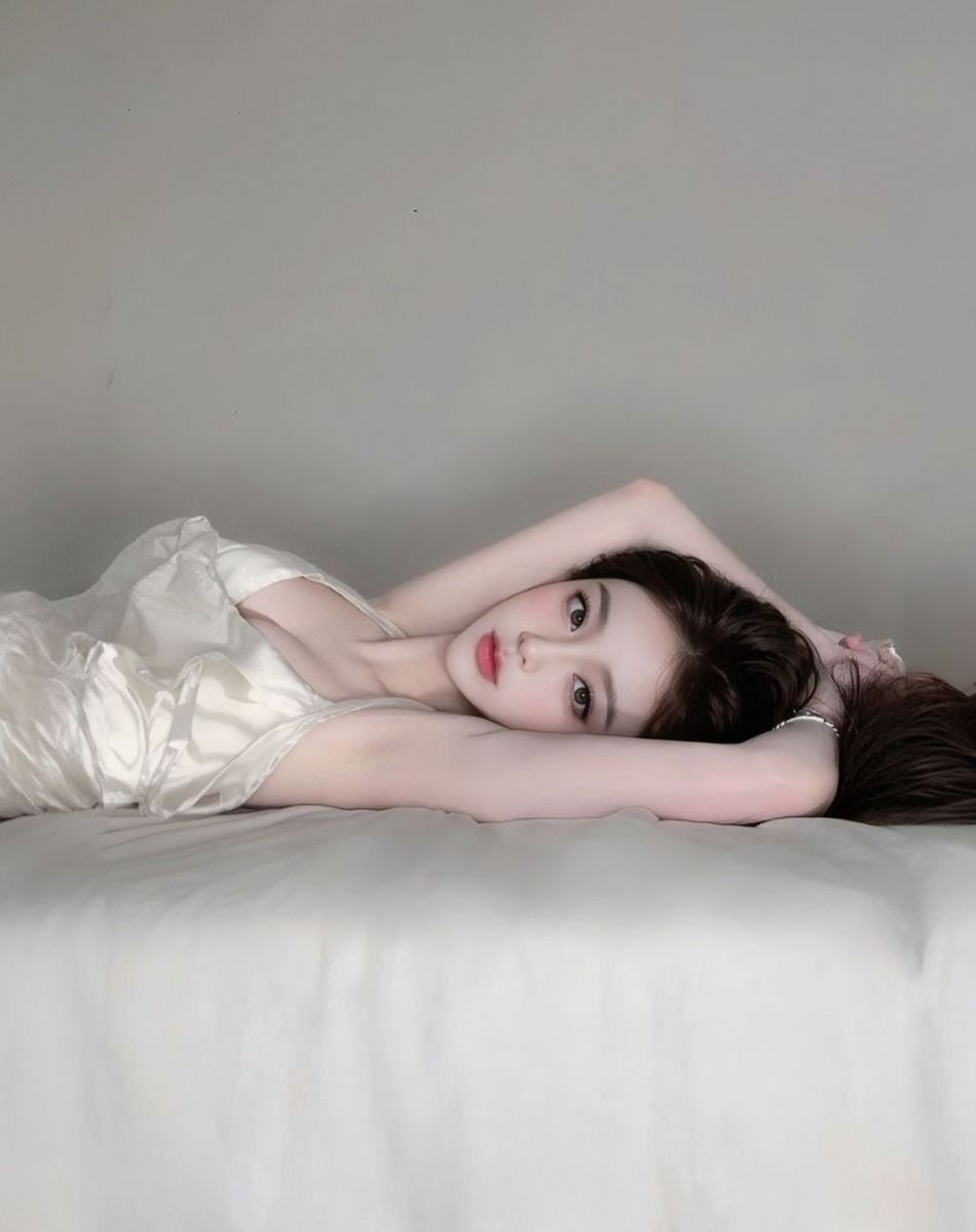 Cô gái xinh xắn với tóc dài quyến rũ