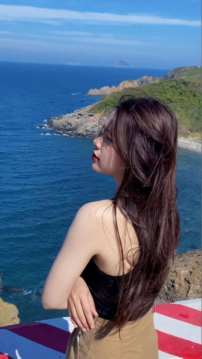 Cô gái xinh xắn trong thiên nhiên tuyệt đẹp