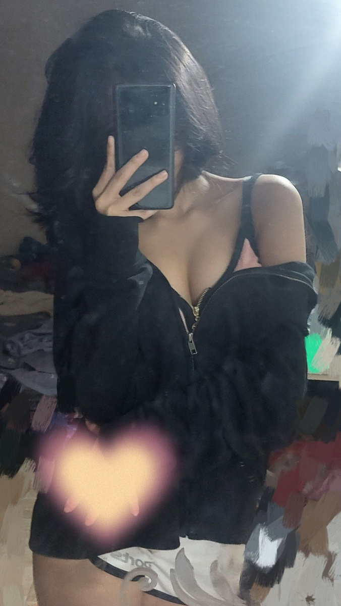 Ảnh cô gái xinh đẹp với tóc dài và đen