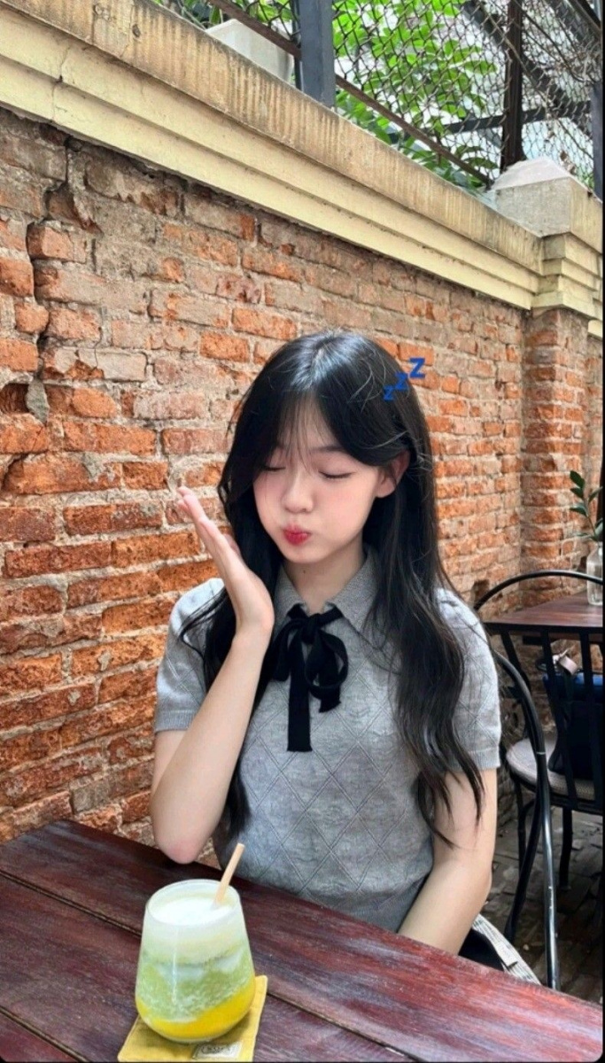 Cô gái xinh xắn với tóc dài và áo đẹp