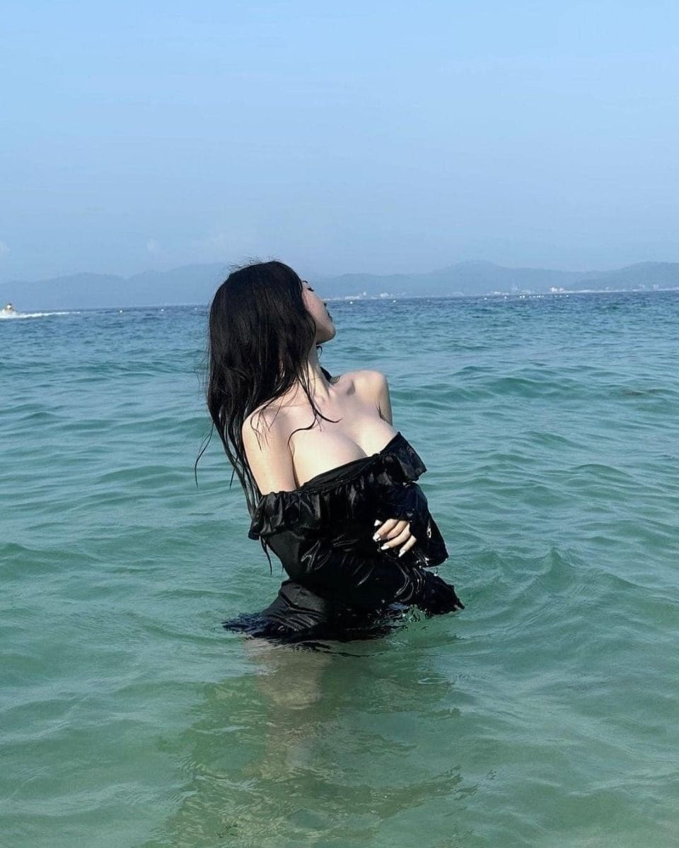 Cô gái xinh xắn với tóc dài đen quyến rũ