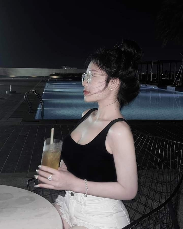 Hình cô gái xinh trong bộ đồ thời trang nổi bật