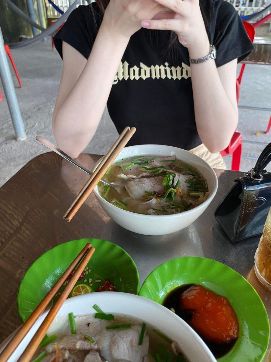 Ảnh gái xinh đẹp thưởng thức đồ ăn ngon trên bàn tiệc