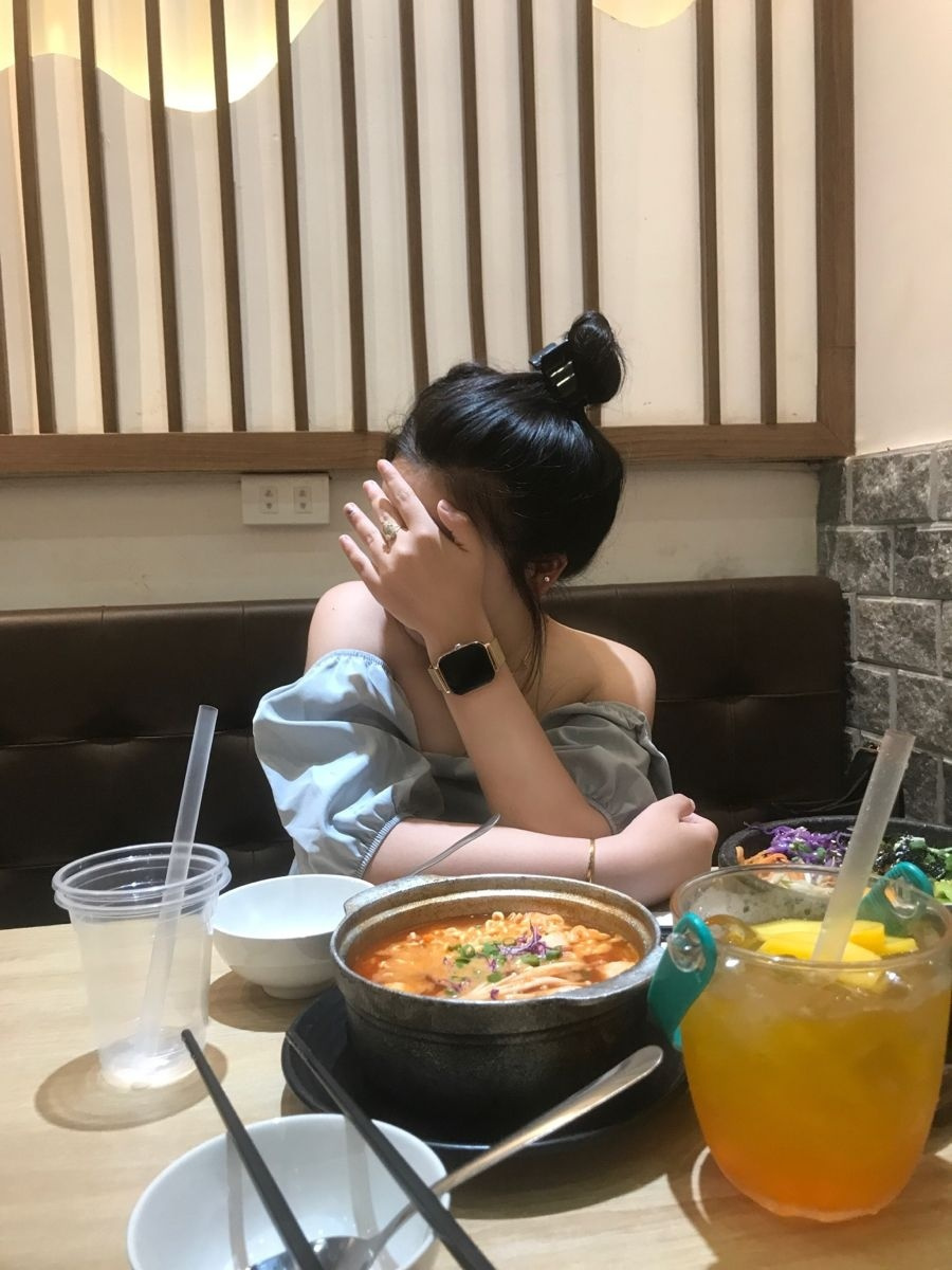 Ảnh gái xinh đẹp trong trang phục ăn uống bữa tiệc