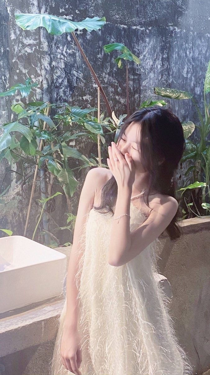 Gái xinh che mặt, tóc dài quyến rũ