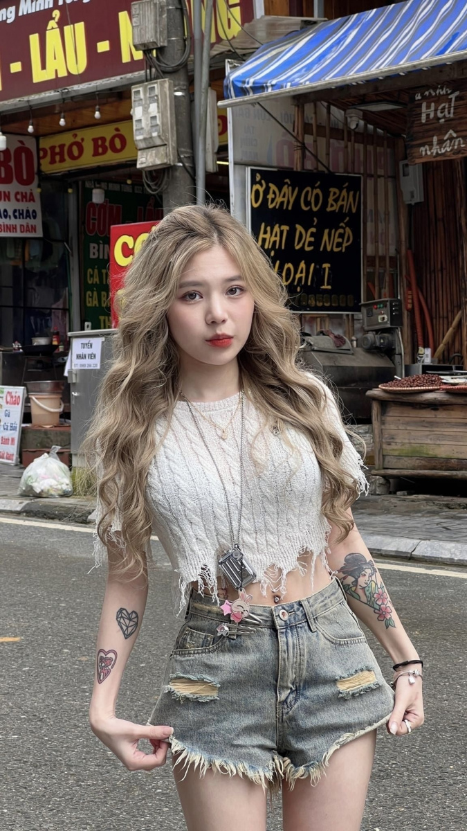 Ảnh gái sexy nóng bỏng với áo crop top và tóc vàng dài