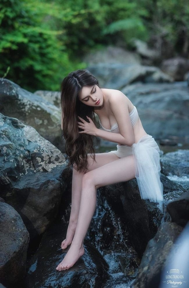 Gái Sexy Nóng Bỏng Sắc Đẹp Tóc Dài Ngồi
