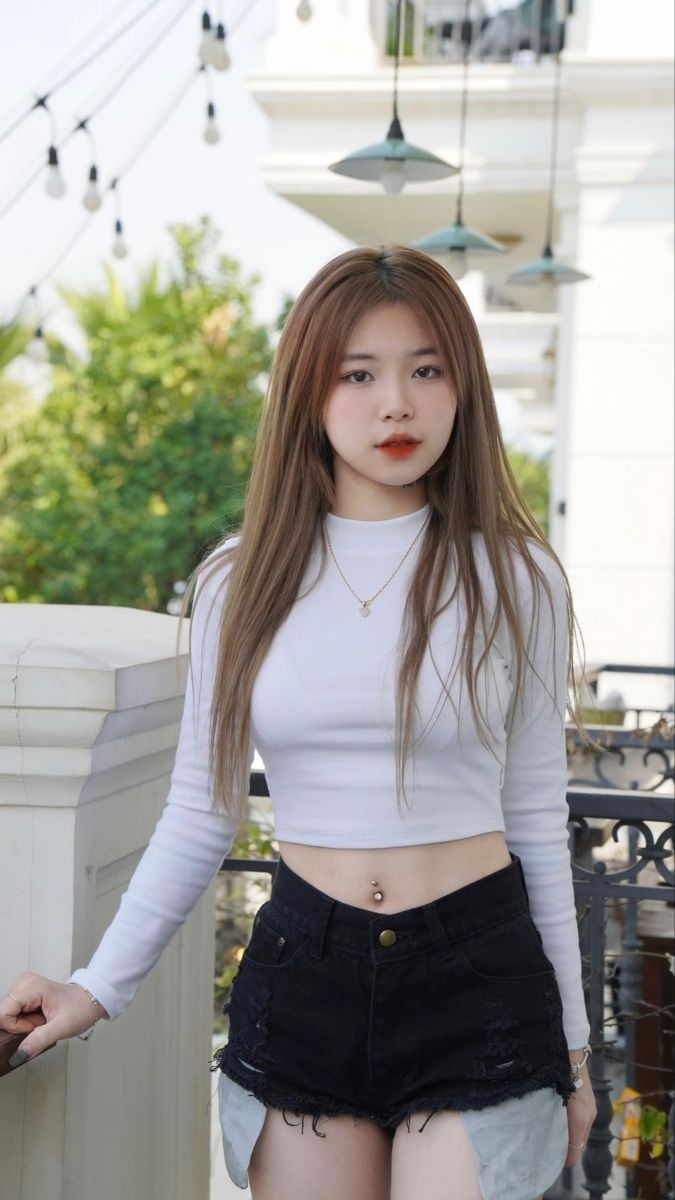 Ảnh gái sexy nóng bỏng với áo crop top và quần bò