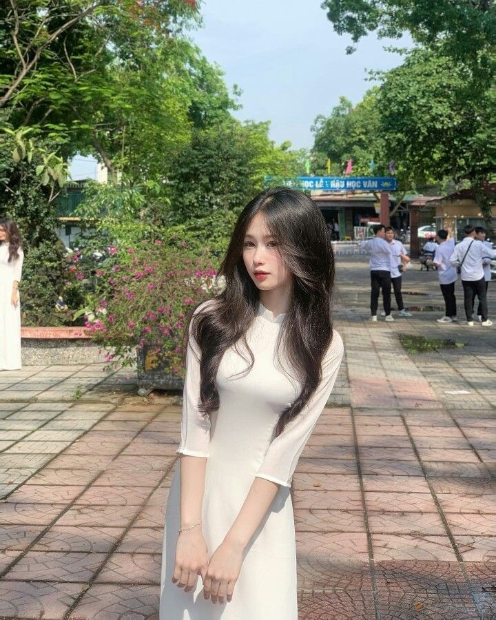 Gái xinh cute với tóc ngắn, tắm chặt váy ngày