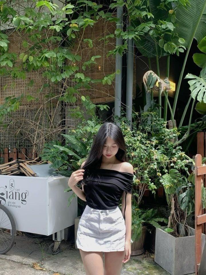 Ảnh gái xinh tắm chặt áo sơ mi không tay