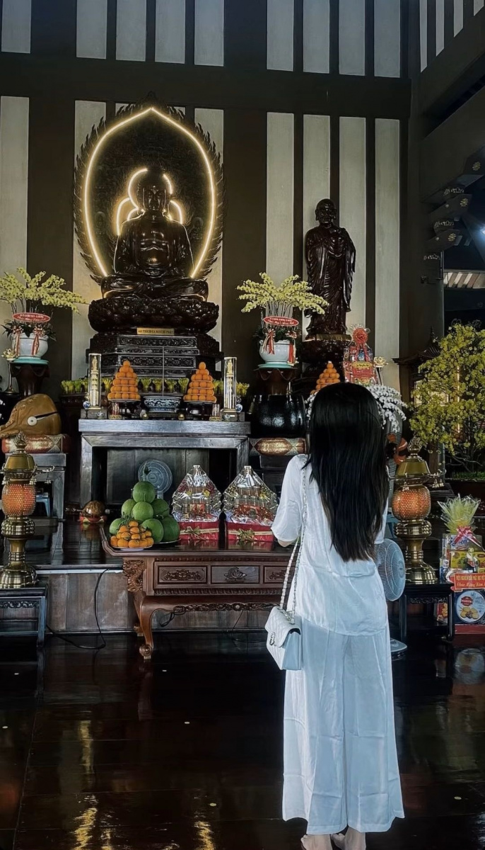 Ảnh gái x quyến rũ trong trang phục tôn giáo giảng dạy học sinh