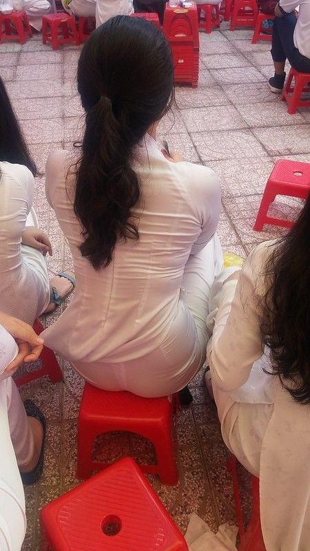 Ảnh gái cao gầy mặc áo thun trắng đang đi bộ