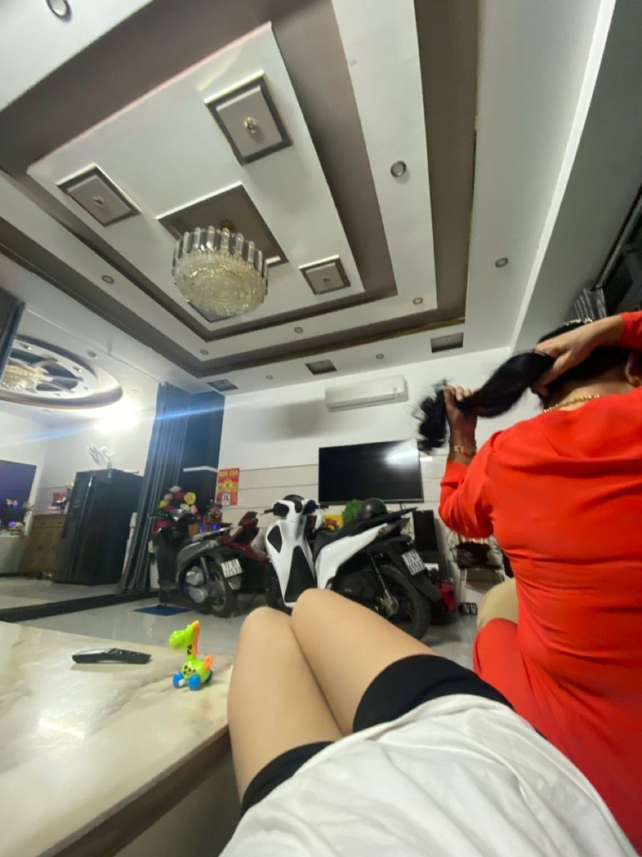 Ảnh gái xinh da trắng trong trang phục khoác áo đẹp