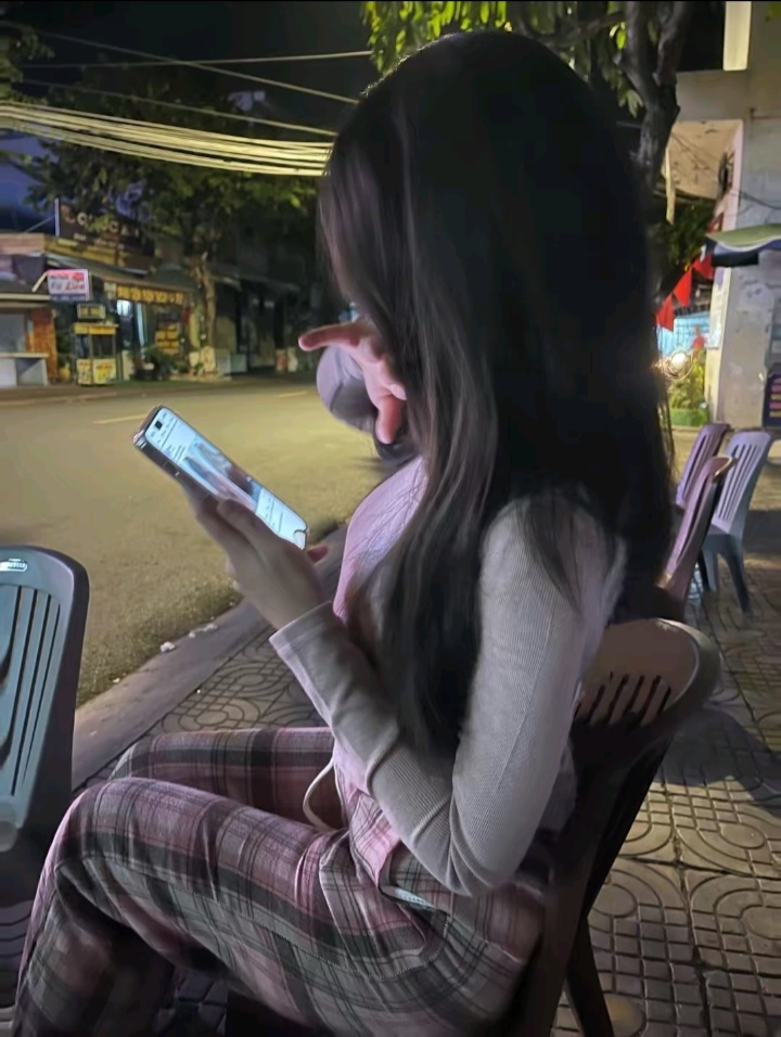Ảnh người đàn ông cao lớn mặc áo sơ mi ngồi bên gái xinh ngầu