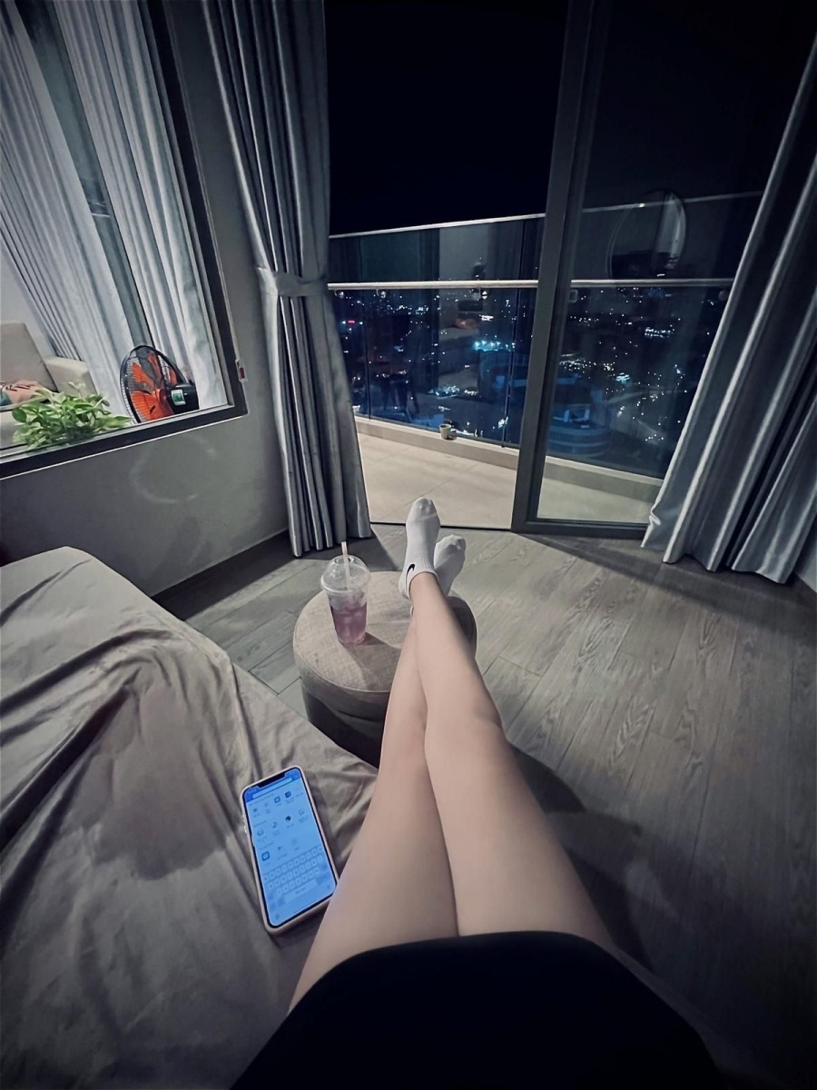 Ảnh gái xinh ngầu ngủ trên giường - Anh gái ngực to đẹp mắt
