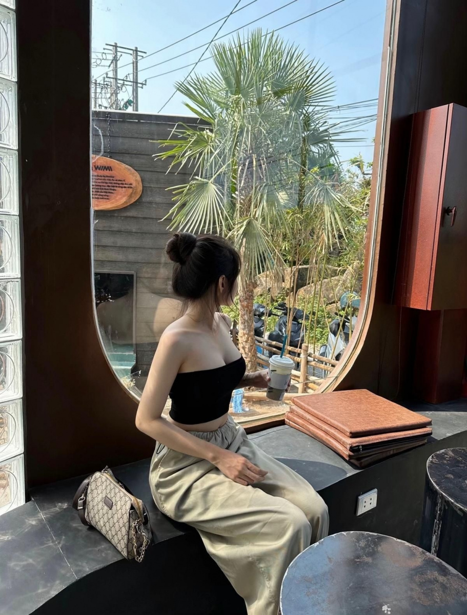 Ảnh gái xinh ngầu ngồi đẹp với ngực to
