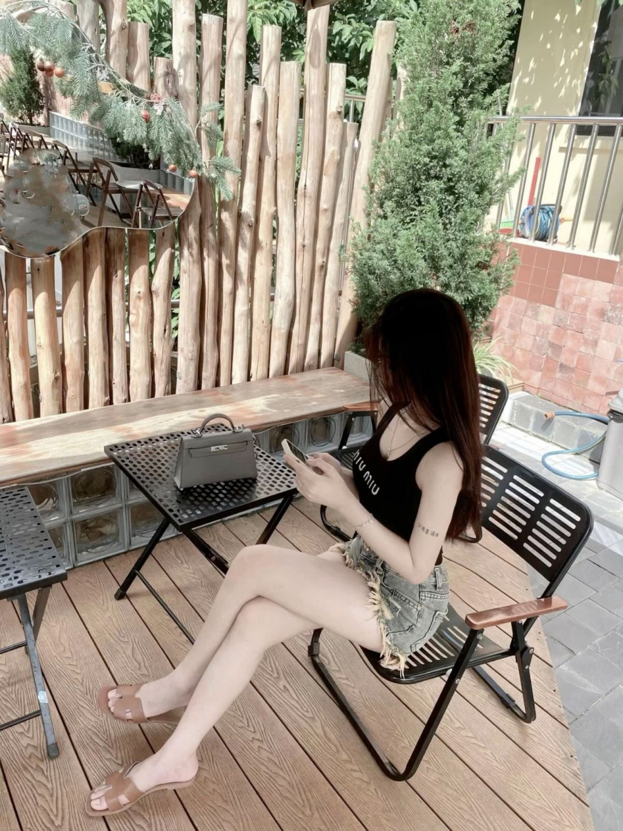 Gái xinh ngủ trong không gian nội thất ngoài trời