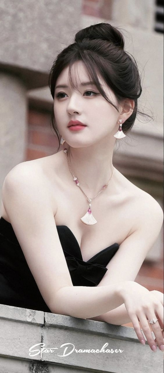 Ảnh gái xinh ngầu với ngực to và trang sức đẹp