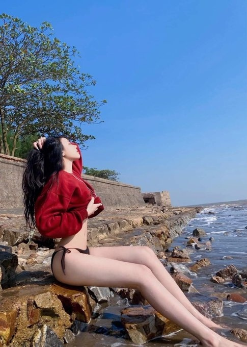 Ảnh sex người đẹp khoác áo dài dịu dàng trên sân khấu