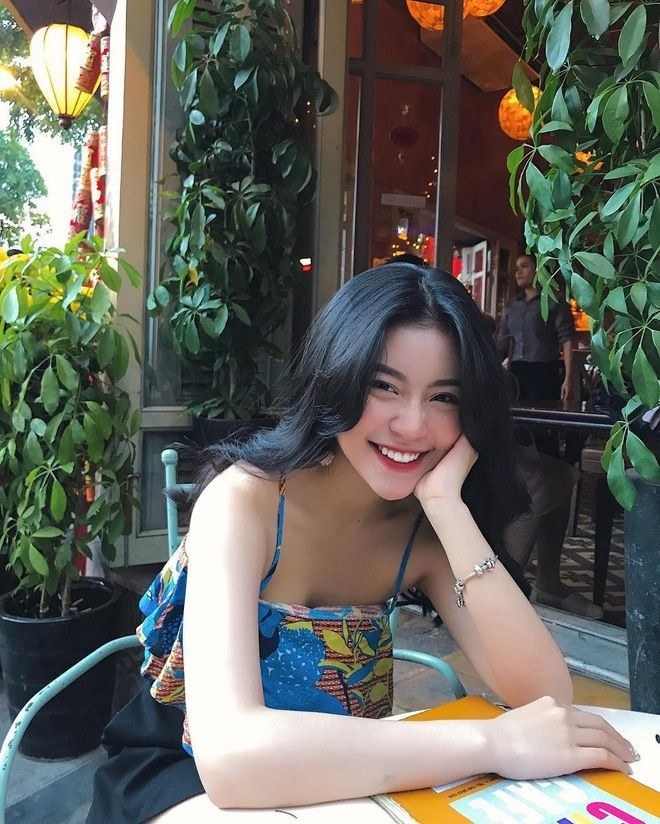 Ảnh gái tóc dài xinh đẹp trong váy ngắn