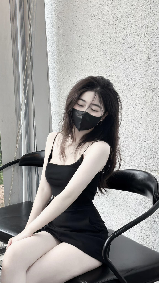 Ảnh gái xinh ngầu trong bộ váy đen tóc dài