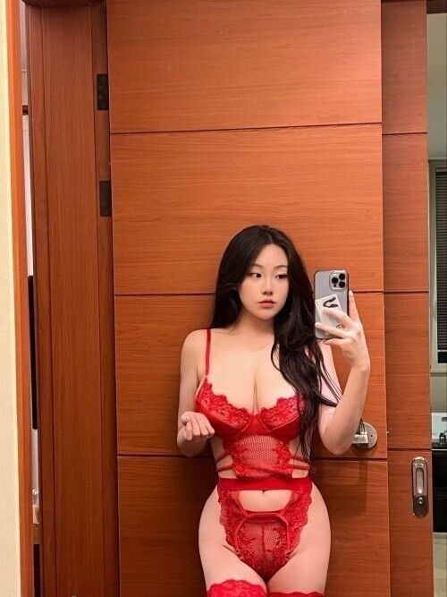 Ảnh sex người đẹp với tóc đen quyến rũ