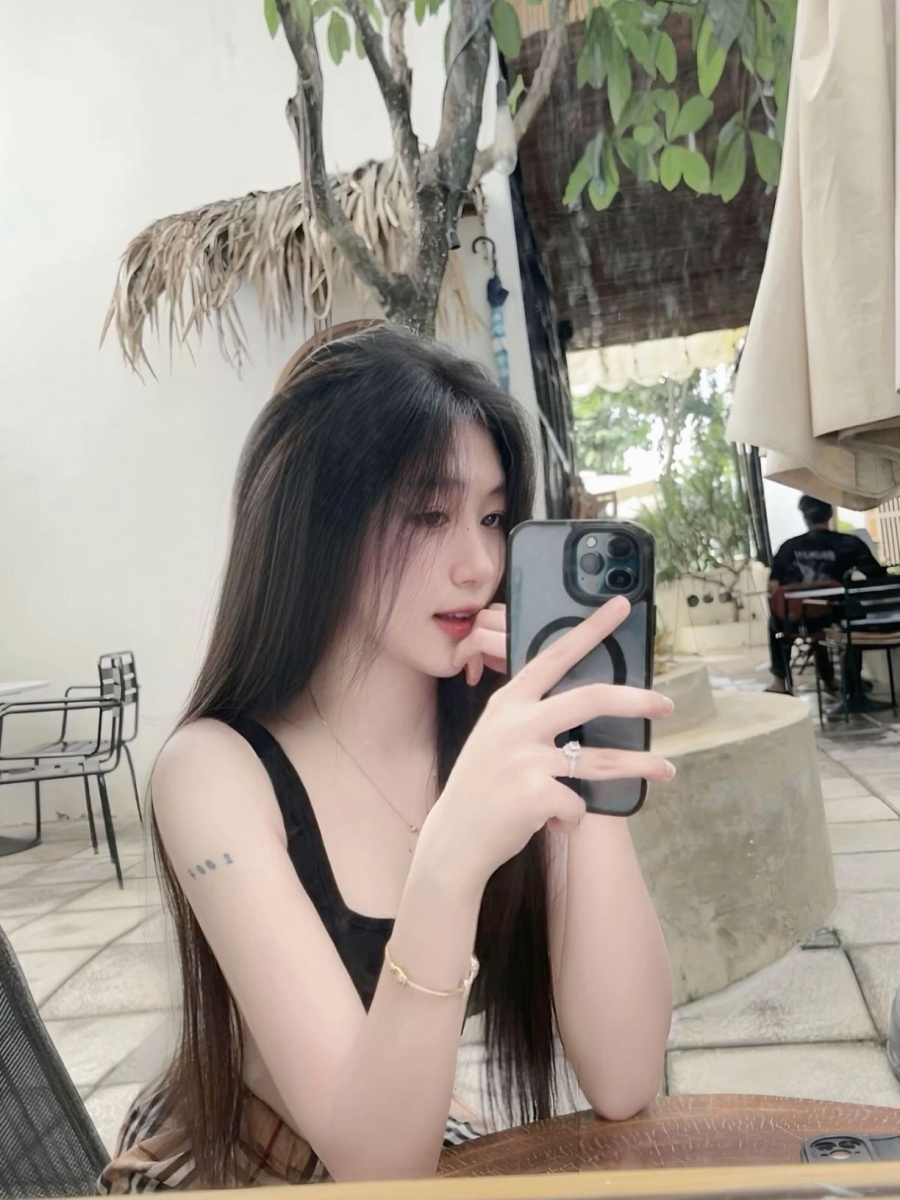 Gái xinh trong bộ áo sơ mi không tay đẹp mắt