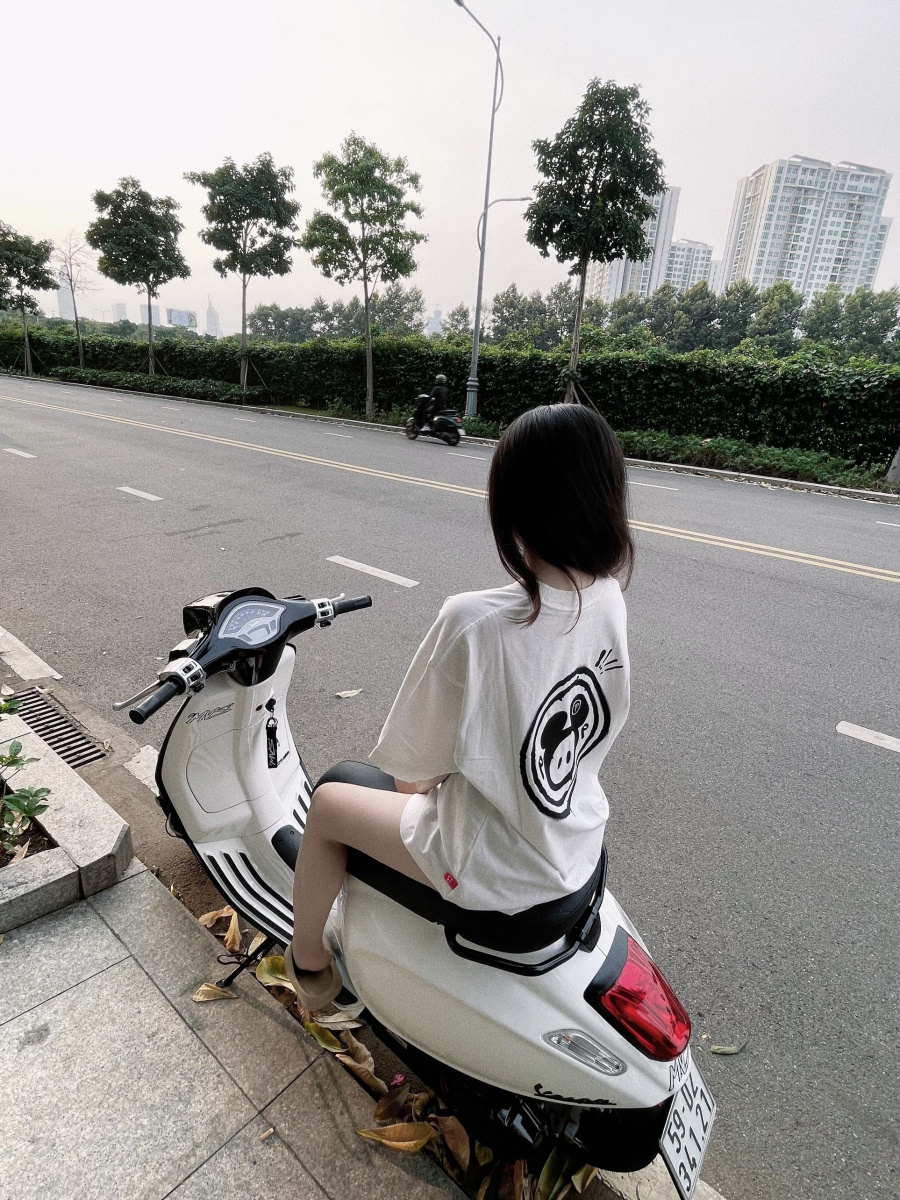 Gái xinh ngủ trong công viên với váy dài đẹp